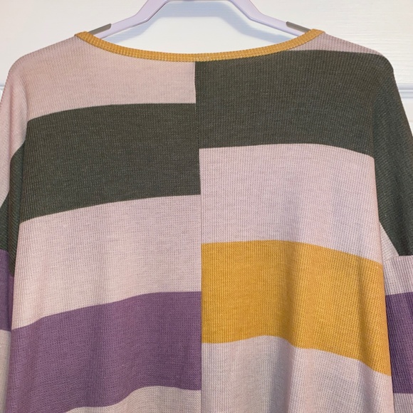 ✨$5!✨ Honeyme Wide Striped Top - Picture 9 of 10